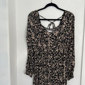 Sonoma maternity dress! Only worn once. In excellent condition. No flaws.